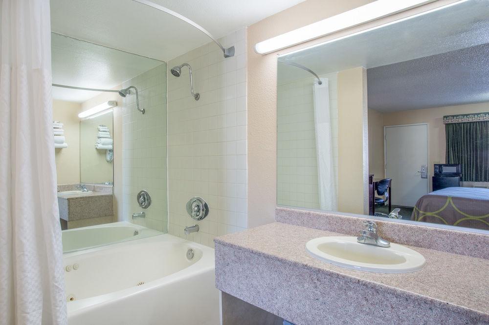 Seville - Airport/chino Motel Ontario